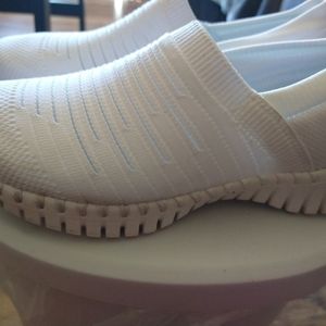 Women's Skechers size 7 color white slip